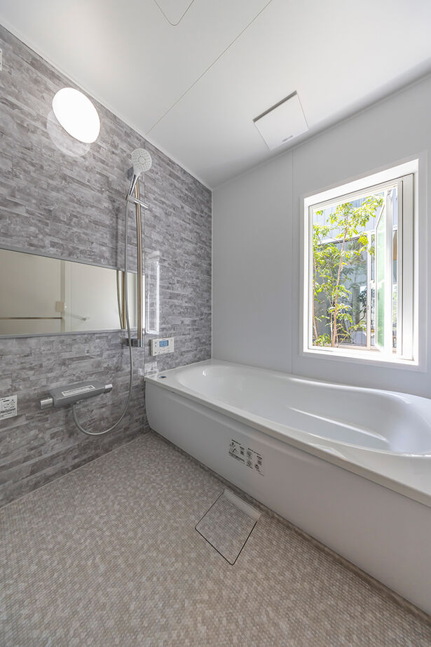 ストークホーム 【3000万円台×吹抜けリビング×中庭】南北に細い土地を設計の工夫で明るく！2つの庭とLDKがつながる大空間の建築実例画像19