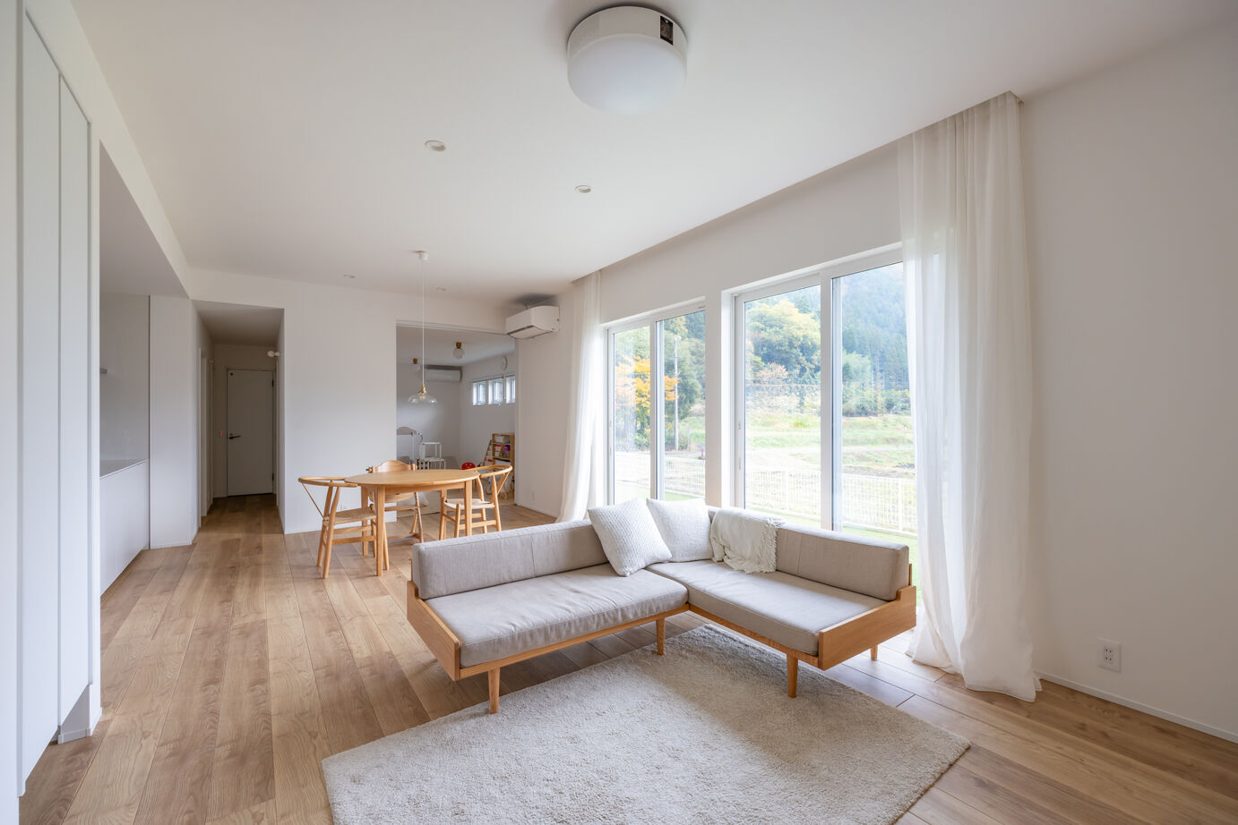 ストークホーム 【平屋×延床30坪台×間取り図有】コンパクトな動線でシンプルに暮らす。白いガルバリウムの平屋の建築実例画像2