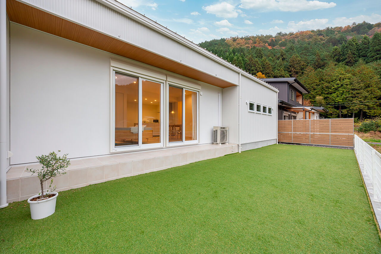 ストークホーム 【平屋×延床30坪台×間取り図有】コンパクトな動線でシンプルに暮らす。白いガルバリウムの平屋の建築実例画像3