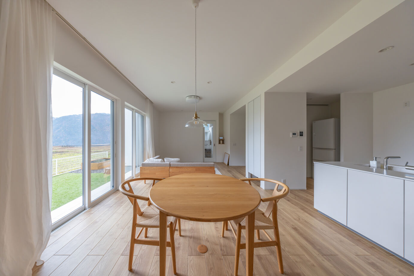 ストークホーム 【平屋×延床30坪台×間取り図有】コンパクトな動線でシンプルに暮らす。白いガルバリウムの平屋の建築実例画像5