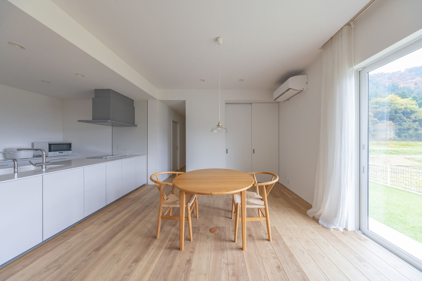 ストークホーム 【平屋×延床30坪台×間取り図有】コンパクトな動線でシンプルに暮らす。白いガルバリウムの平屋の建築実例画像6