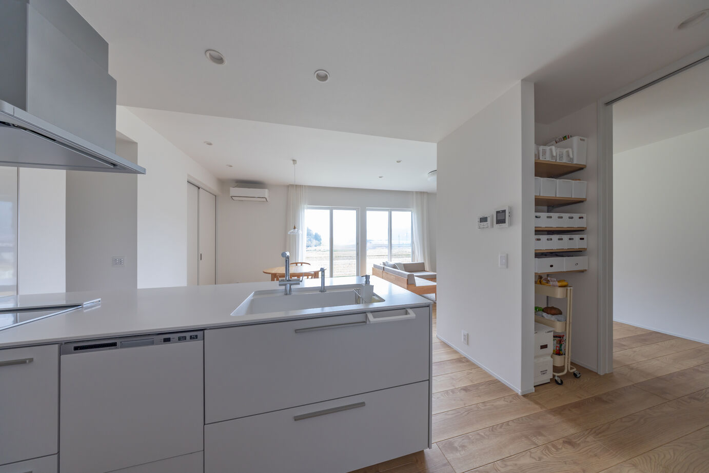 ストークホーム 【平屋×延床30坪台×間取り図有】コンパクトな動線でシンプルに暮らす。白いガルバリウムの平屋の建築実例画像7