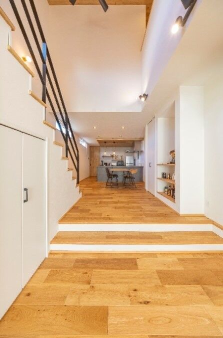 ストークホーム 【土地50坪台/間口5.4m/狭小/2階建て/3LDK】吹抜け+スキップフロアで面積以上の開放感を感じるおうちの建築実例画像