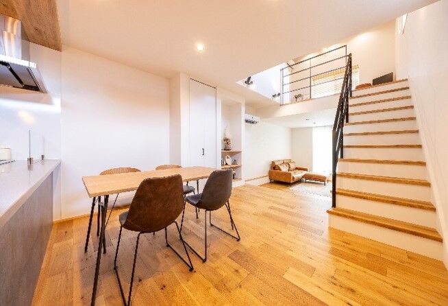 ストークホーム 【土地50坪台/間口5.4m/狭小/2階建て/3LDK】吹抜け+スキップフロアで面積以上の開放感を感じるおうちの建築実例画像2