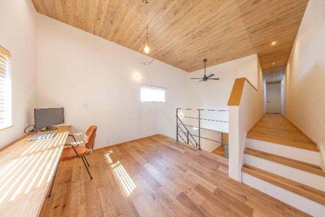 ストークホーム 【土地50坪台/間口5.4m/狭小/2階建て/3LDK】吹抜け+スキップフロアで面積以上の開放感を感じるおうちの建築実例画像6