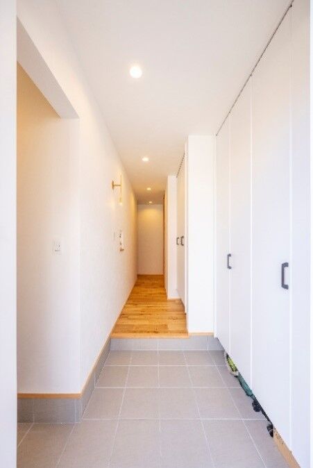 ストークホーム 【土地50坪台/間口5.4m/狭小/2階建て/3LDK】吹抜け+スキップフロアで面積以上の開放感を感じるおうちの建築実例画像8