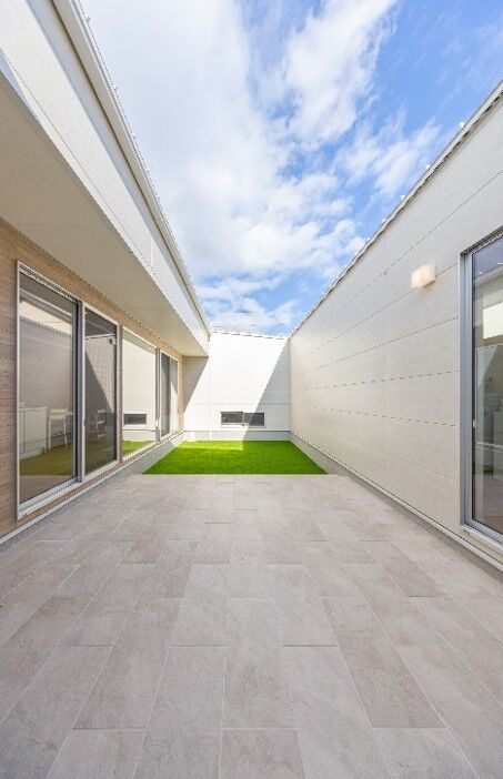 ストークホーム 【平屋/中庭/3LDK】中庭から光を届ける　プライバシーを確保しながら家族がのびのび育つロの字型の平屋の建築実例画像2