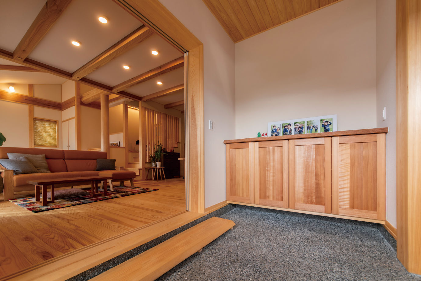 新日本建設 【1階寝室/スキップフロア】土間とリビングが直結！仕切りのない広々空間で、将来は1階だけで暮らせる家の建築実例画像2