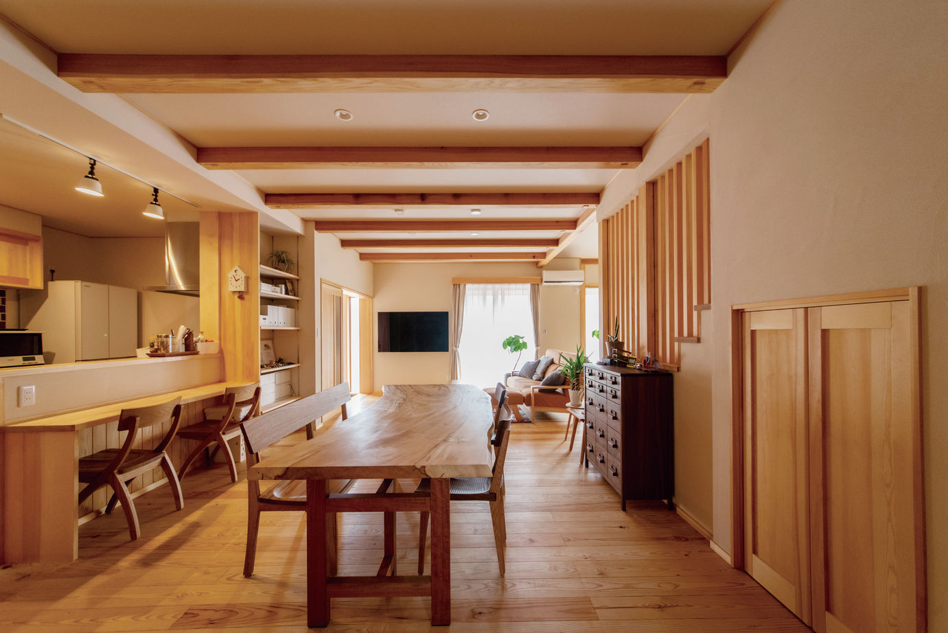 新日本建設 【1階寝室/スキップフロア】土間とリビングが直結！仕切りのない広々空間で、将来は1階だけで暮らせる家の建築実例画像4