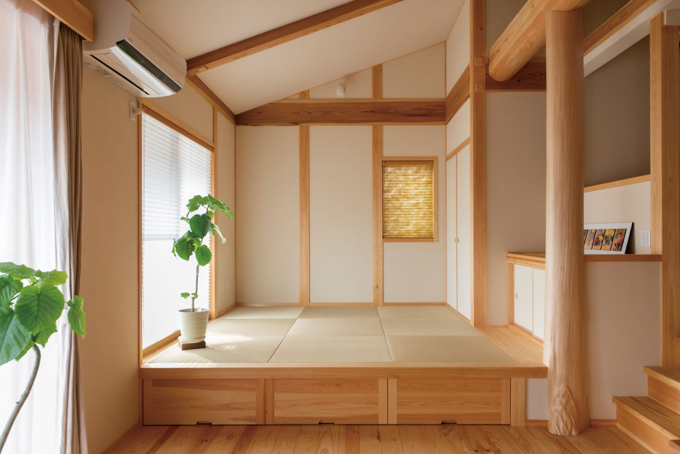 新日本建設 【1階寝室/スキップフロア】土間とリビングが直結！仕切りのない広々空間で、将来は1階だけで暮らせる家の建築実例画像6