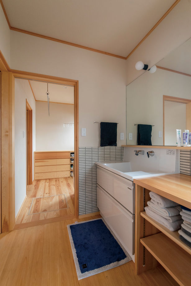 新日本建設 【1階寝室/スキップフロア】土間とリビングが直結！仕切りのない広々空間で、将来は1階だけで暮らせる家の建築実例画像9