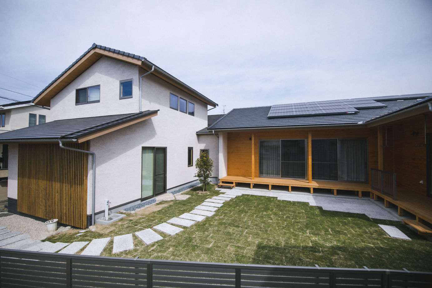 新日本建設 【平屋/中庭/和モダン】愛犬2匹が喜ぶドッグランのような広々とした中庭のある平屋の建築実例画像2