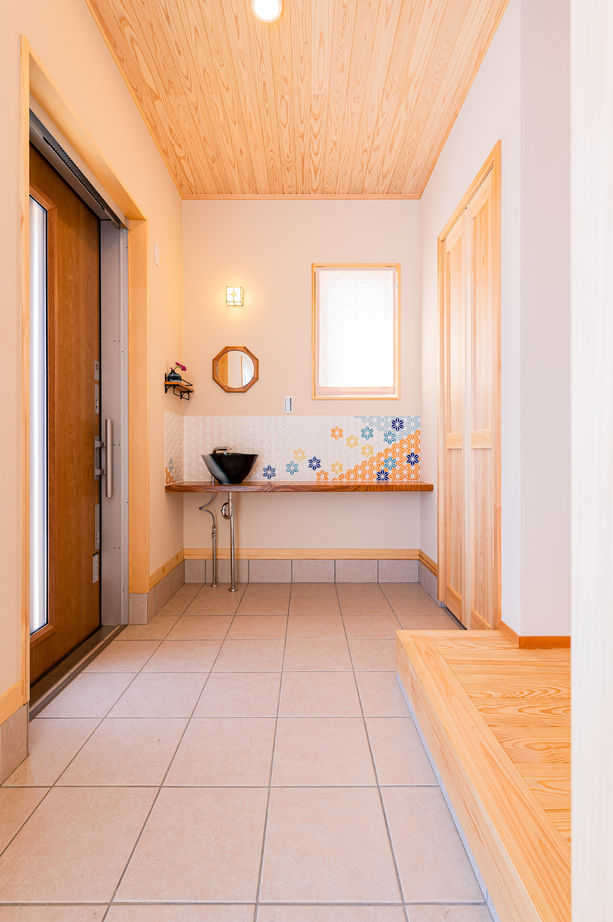 新日本建設 【吹き抜け/通り土間/スキップフロア】人がたくさん集まる大空間LDKのある平屋風に暮らせる2階建ての建築実例画像2