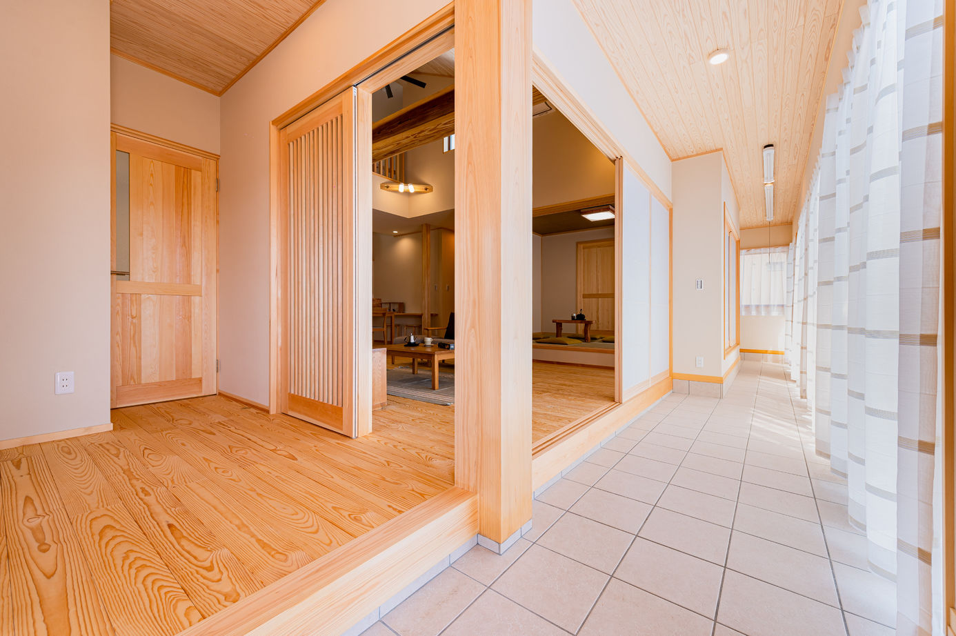 新日本建設 【吹き抜け/通り土間/スキップフロア】人がたくさん集まる大空間LDKのある平屋風に暮らせる2階建ての建築実例画像3