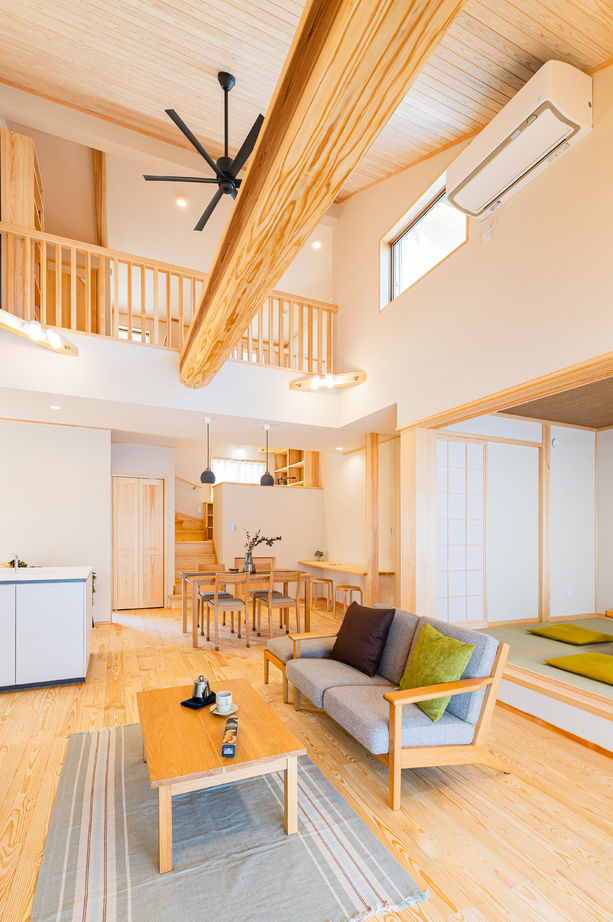 新日本建設 【吹き抜け/通り土間/スキップフロア】人がたくさん集まる大空間LDKのある平屋風に暮らせる2階建ての建築実例画像4