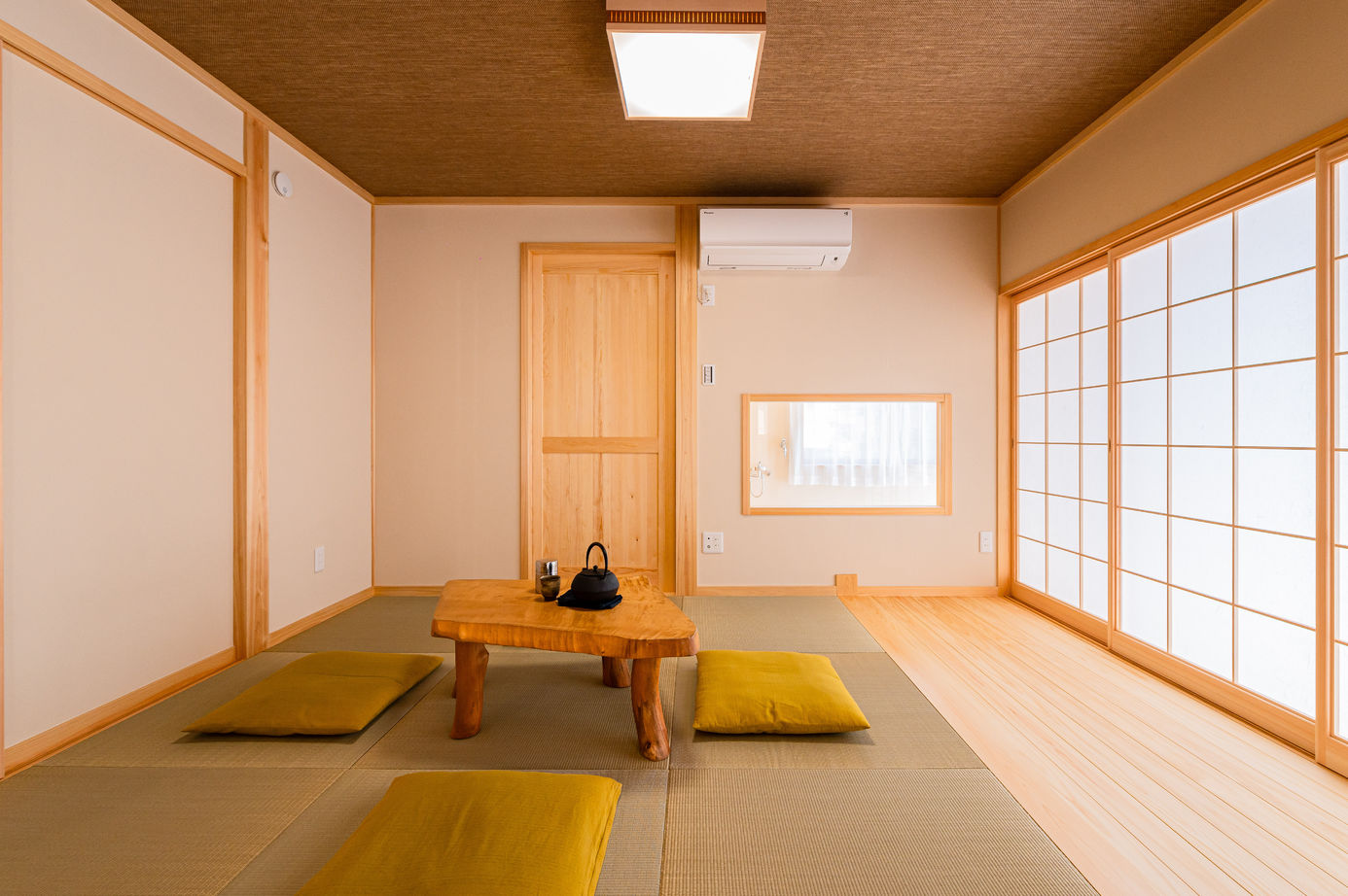 新日本建設 【吹き抜け/通り土間/スキップフロア】人がたくさん集まる大空間LDKのある平屋風に暮らせる2階建ての建築実例画像6