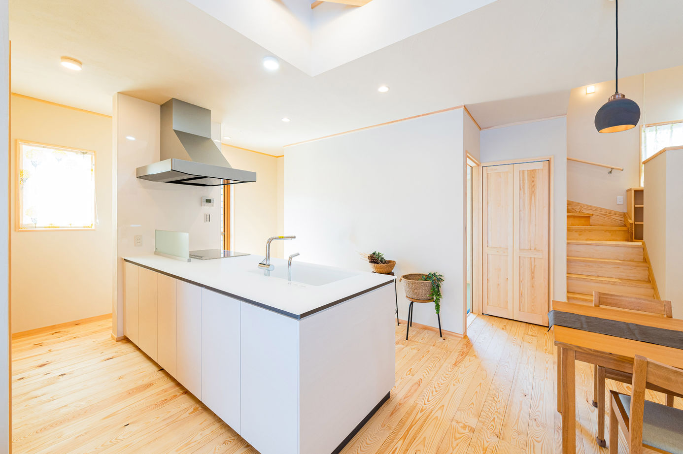 新日本建設 【吹き抜け/通り土間/スキップフロア】人がたくさん集まる大空間LDKのある平屋風に暮らせる2階建ての建築実例画像7