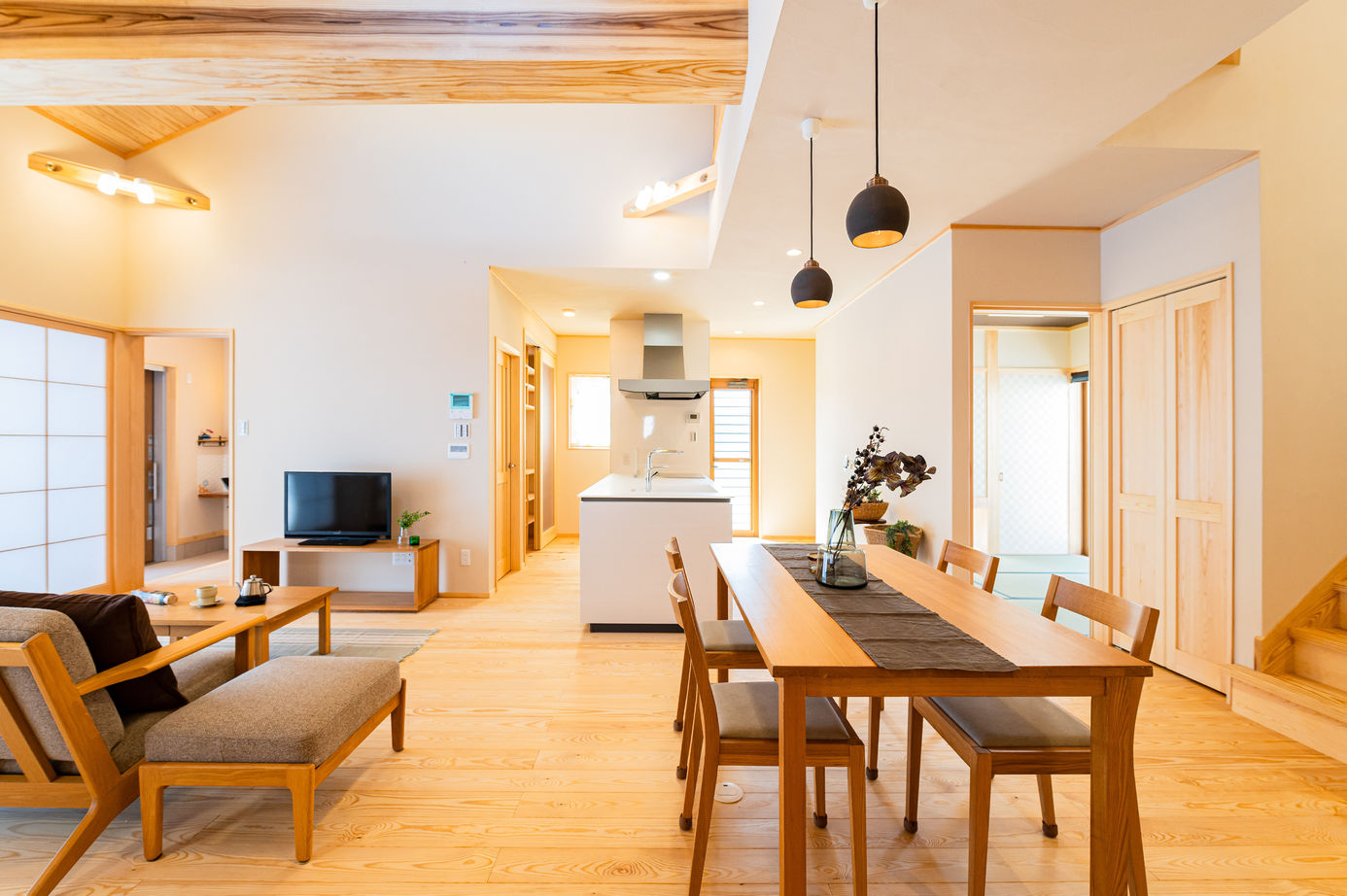 新日本建設 【吹き抜け/通り土間/スキップフロア】人がたくさん集まる大空間LDKのある平屋風に暮らせる2階建ての建築実例画像8