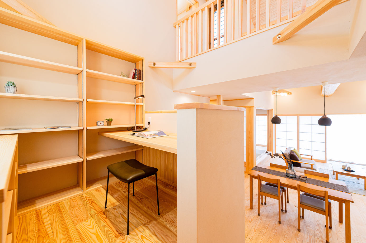 新日本建設 【吹き抜け/通り土間/スキップフロア】人がたくさん集まる大空間LDKのある平屋風に暮らせる2階建ての建築実例画像9