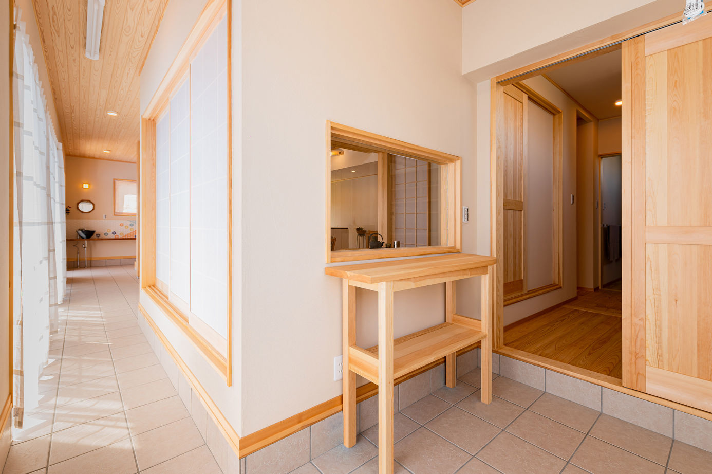 新日本建設 【吹き抜け/通り土間/スキップフロア】人がたくさん集まる大空間LDKのある平屋風に暮らせる2階建ての建築実例画像10