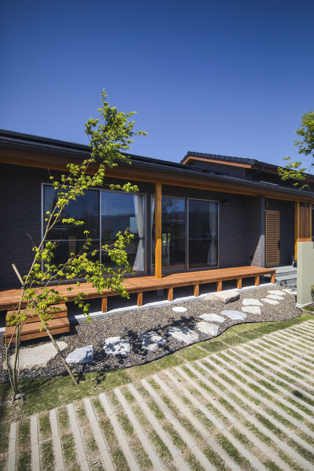 新日本建設 【平屋/和モダン/勾配天井】大きな窓から光をたっぷり取り込んだ開放的で明るい平屋の建築実例画像2