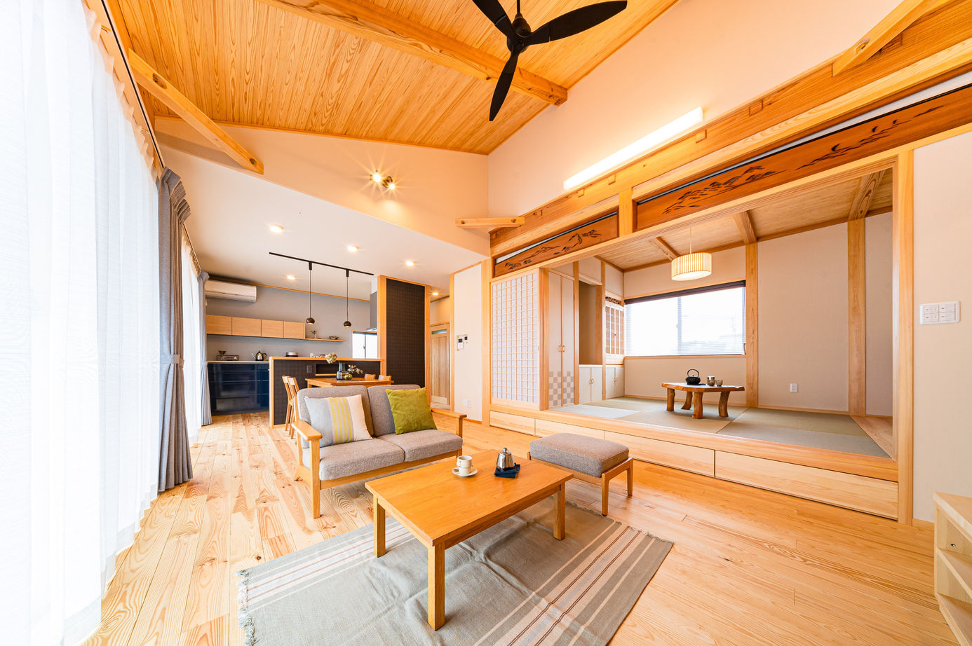 新日本建設 【平屋/和モダン/勾配天井】大きな窓から光をたっぷり取り込んだ開放的で明るい平屋の建築実例画像4