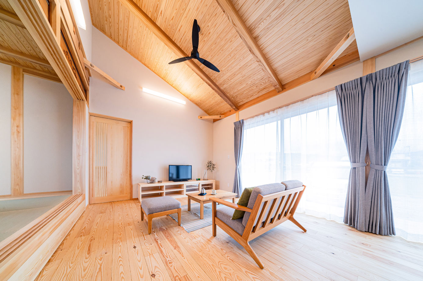 新日本建設 【平屋/和モダン/勾配天井】大きな窓から光をたっぷり取り込んだ開放的で明るい平屋の建築実例画像5