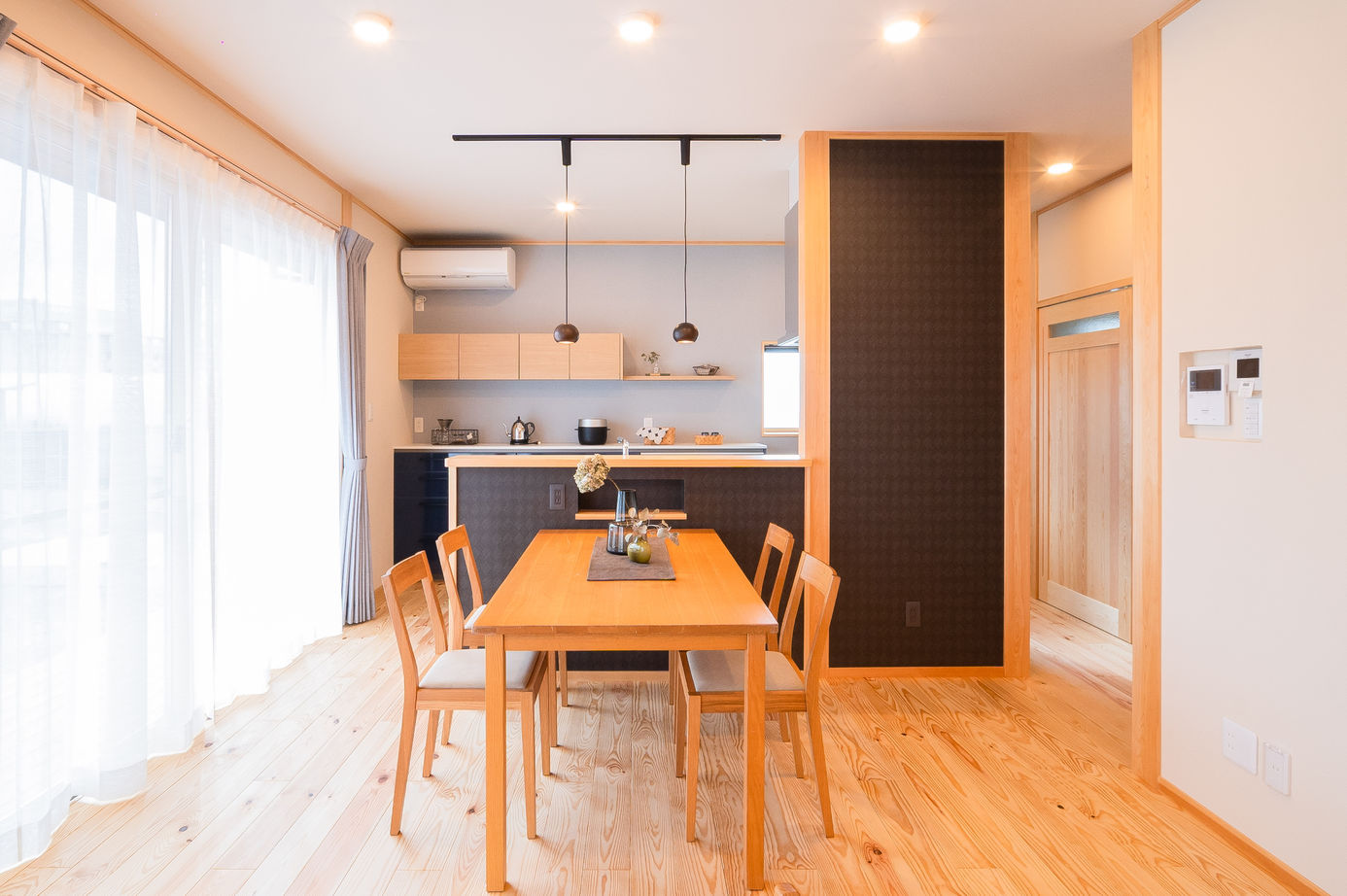 新日本建設 【平屋/和モダン/勾配天井】大きな窓から光をたっぷり取り込んだ開放的で明るい平屋の建築実例画像7