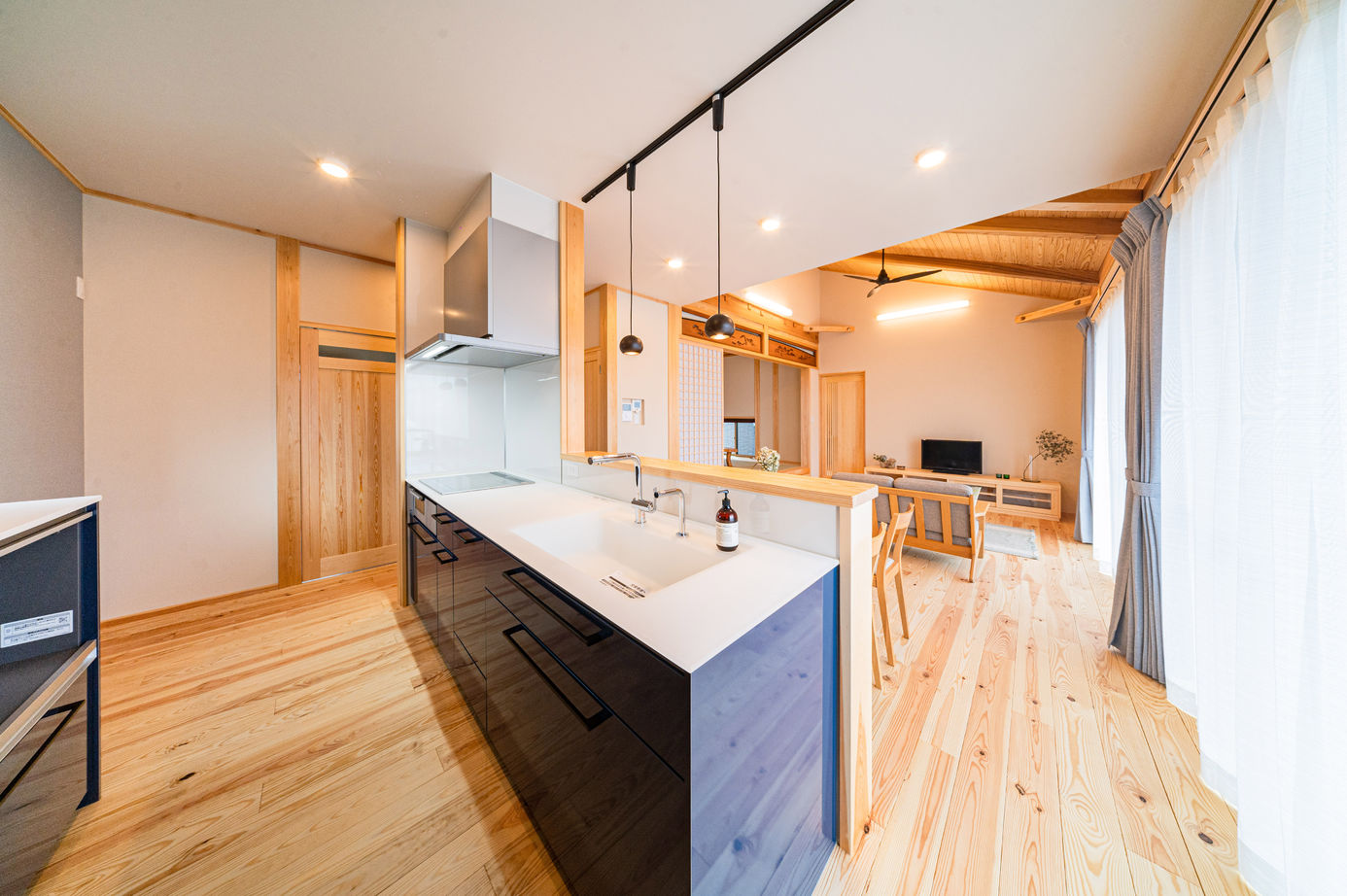 新日本建設 【平屋/和モダン/勾配天井】大きな窓から光をたっぷり取り込んだ開放的で明るい平屋の建築実例画像8