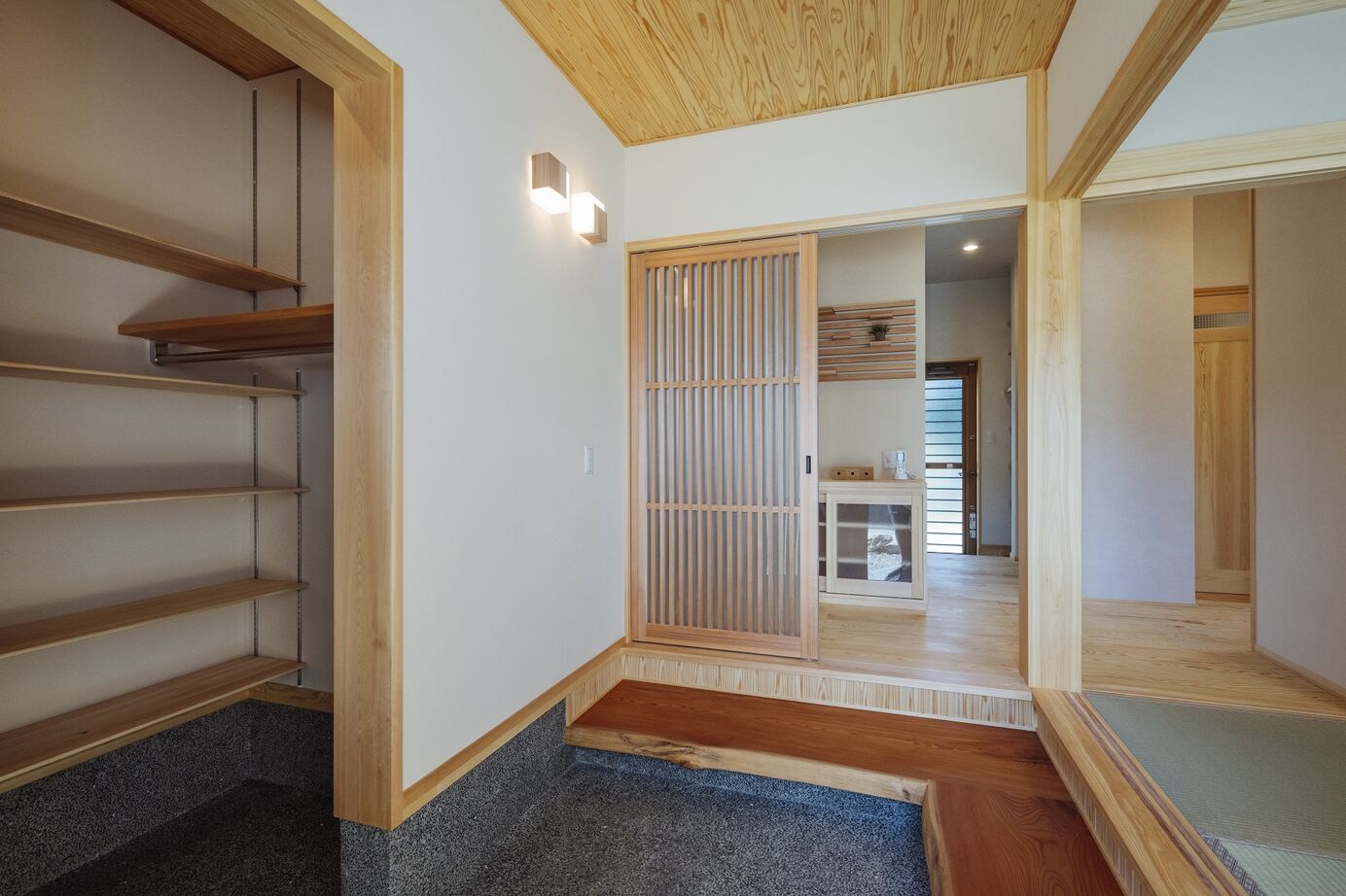 新日本建設 【平屋/勾配天井/ウッドデッキ/ワンフロア】ちょうどいい距離感で暮らせる二人暮らしの和モダンのお家の建築実例画像2