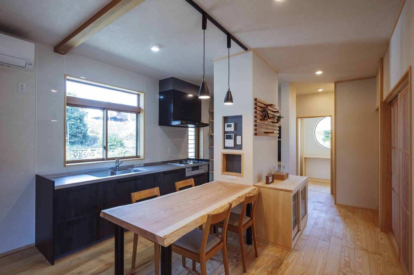 新日本建設 【平屋/勾配天井/ウッドデッキ/ワンフロア】ちょうどいい距離感で暮らせる二人暮らしの和モダンのお家の建築実例画像4