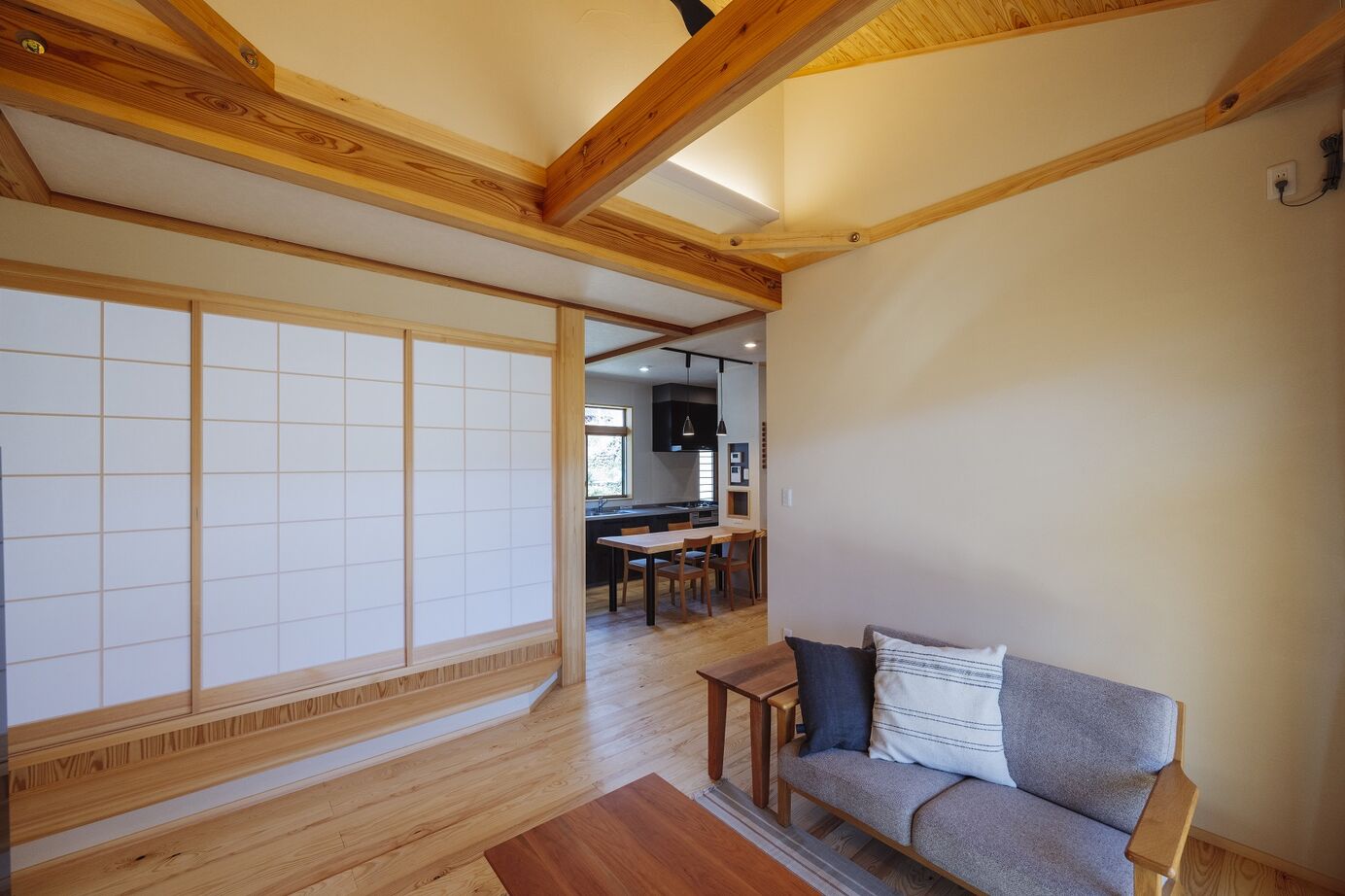 新日本建設 【平屋/勾配天井/ウッドデッキ/ワンフロア】ちょうどいい距離感で暮らせる二人暮らしの和モダンのお家の建築実例画像6