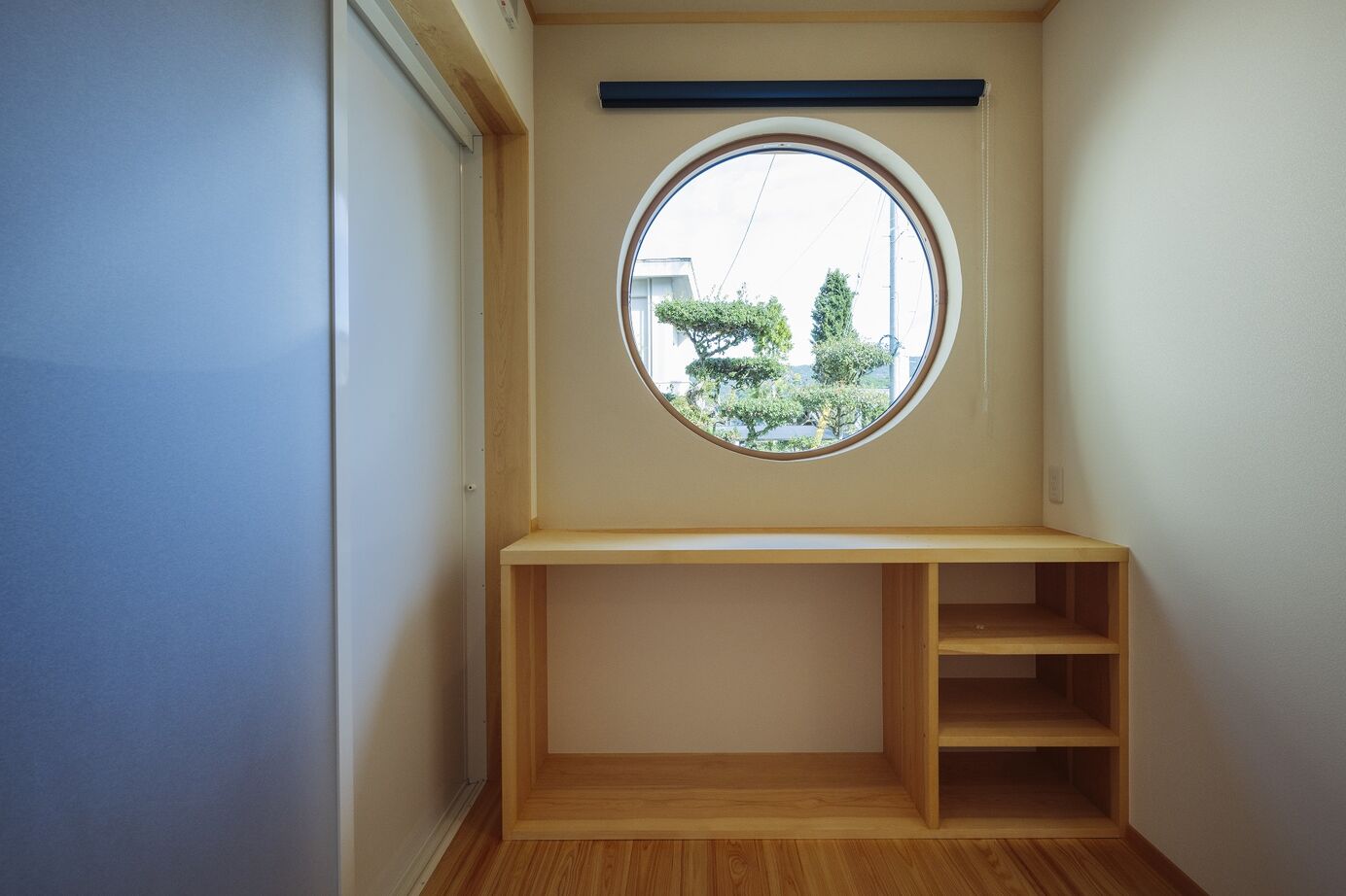 新日本建設 【平屋/勾配天井/ウッドデッキ/ワンフロア】ちょうどいい距離感で暮らせる二人暮らしの和モダンのお家の建築実例画像8