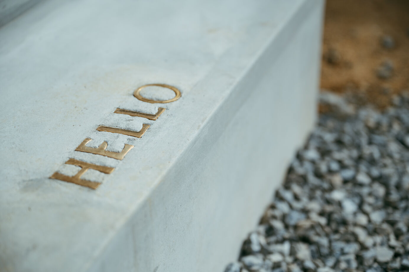 新日本建設 【ナチュラルモダン/グレー/梁現し/子育て世代の家】木×白×グレーのシンプルかつデザイン性のある家の建築実例画像2