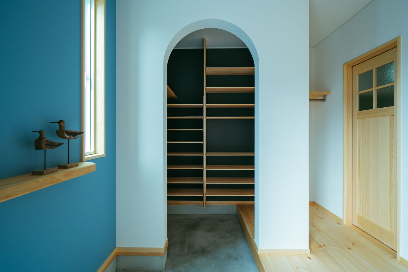 新日本建設 【ナチュラルモダン/グレー/梁現し/子育て世代の家】木×白×グレーのシンプルかつデザイン性のある家の建築実例画像3