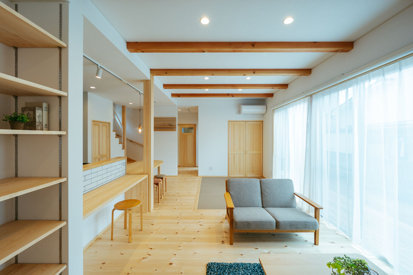 新日本建設 【ナチュラルモダン/グレー/梁現し/子育て世代の家】木×白×グレーのシンプルかつデザイン性のある家の建築実例画像4