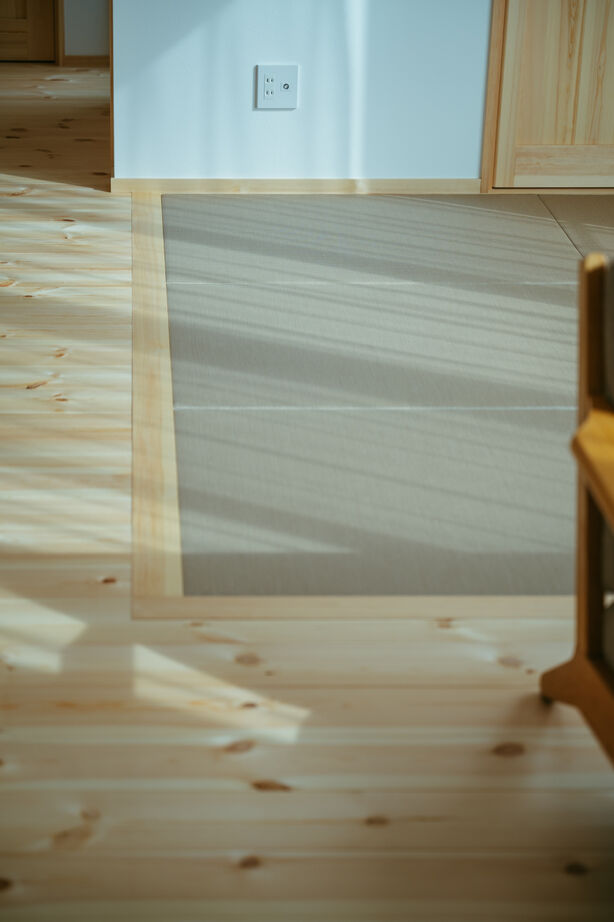 新日本建設 【ナチュラルモダン/グレー/梁現し/子育て世代の家】木×白×グレーのシンプルかつデザイン性のある家の建築実例画像5