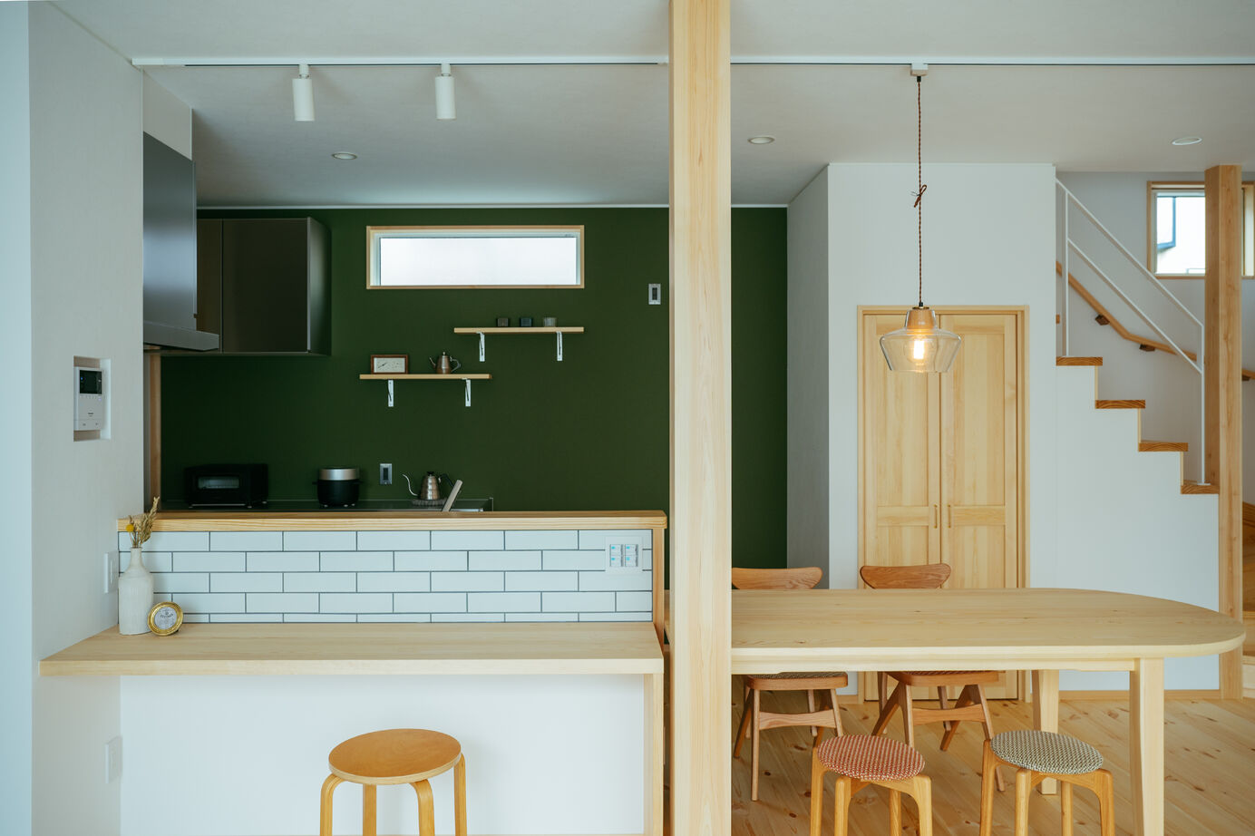 新日本建設 【ナチュラルモダン/グレー/梁現し/子育て世代の家】木×白×グレーのシンプルかつデザイン性のある家の建築実例画像6