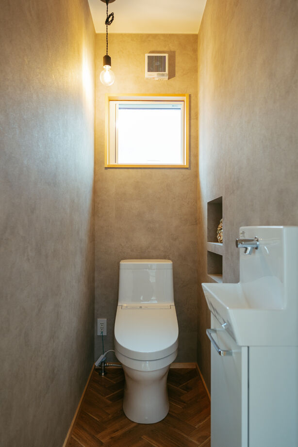 新日本建設 【ナチュラルモダン/グレー/梁現し/子育て世代の家】木×白×グレーのシンプルかつデザイン性のある家の建築実例画像7