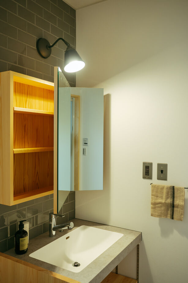 新日本建設 【ナチュラルモダン/グレー/梁現し/子育て世代の家】木×白×グレーのシンプルかつデザイン性のある家の建築実例画像8