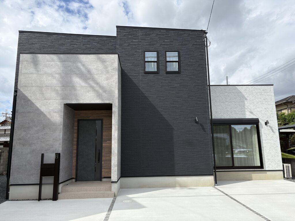トキワ・ホーム グレイッシュトーンが落ち着くナチュラルモダンな家の建築実例画像1