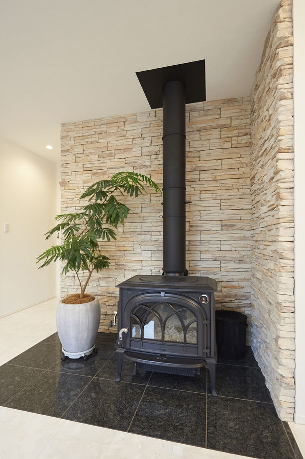 アキュラホーム（AQ Group） 【2000万円台/50坪】こだわりのインナーガレージ、薪ストーブを楽しむLDKを実現。家族が集う平屋の住まいの建築実例画像5