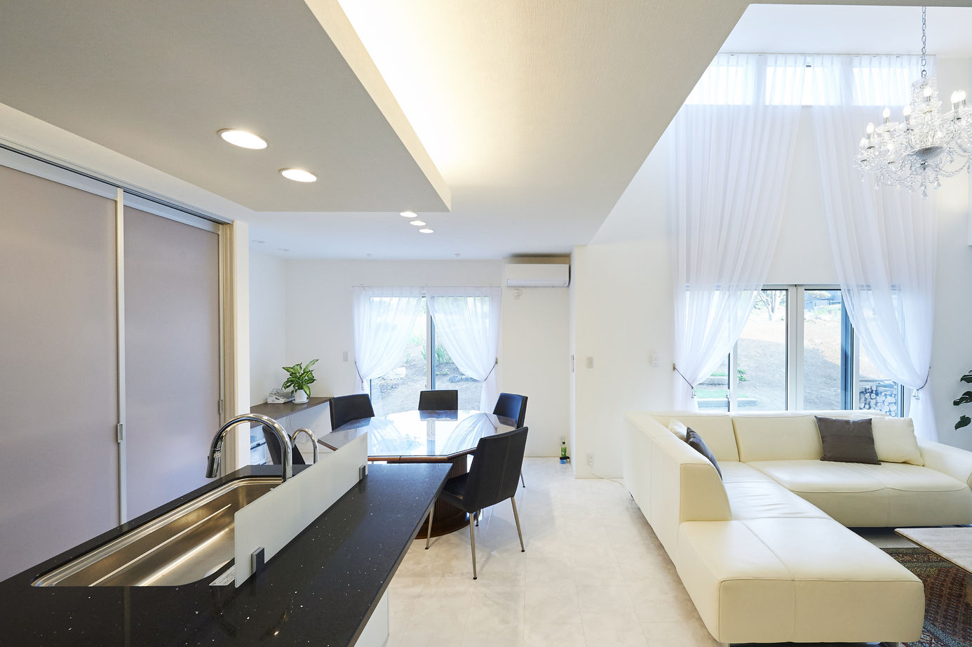 アキュラホーム（AQ Group） 【2000万円台/50坪】こだわりのインナーガレージ、薪ストーブを楽しむLDKを実現。家族が集う平屋の住まいの建築実例画像6