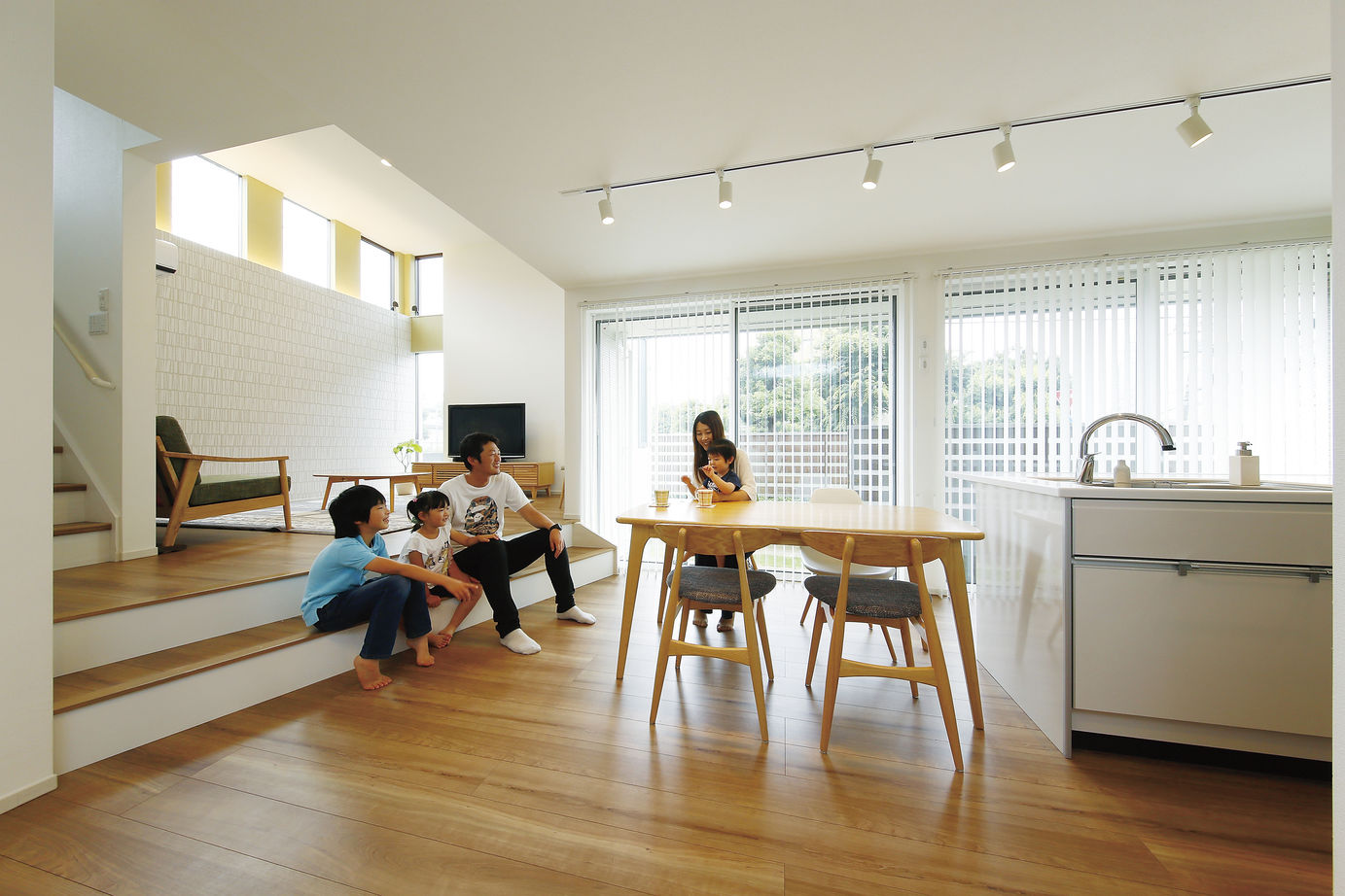 アキュラホーム（AQ Group） 【2000万円台/46坪/間取り図有】ステップ空間に広がりと変化を。家族がのびのび、幸せな団らんを育む住まいの建築実例画像2