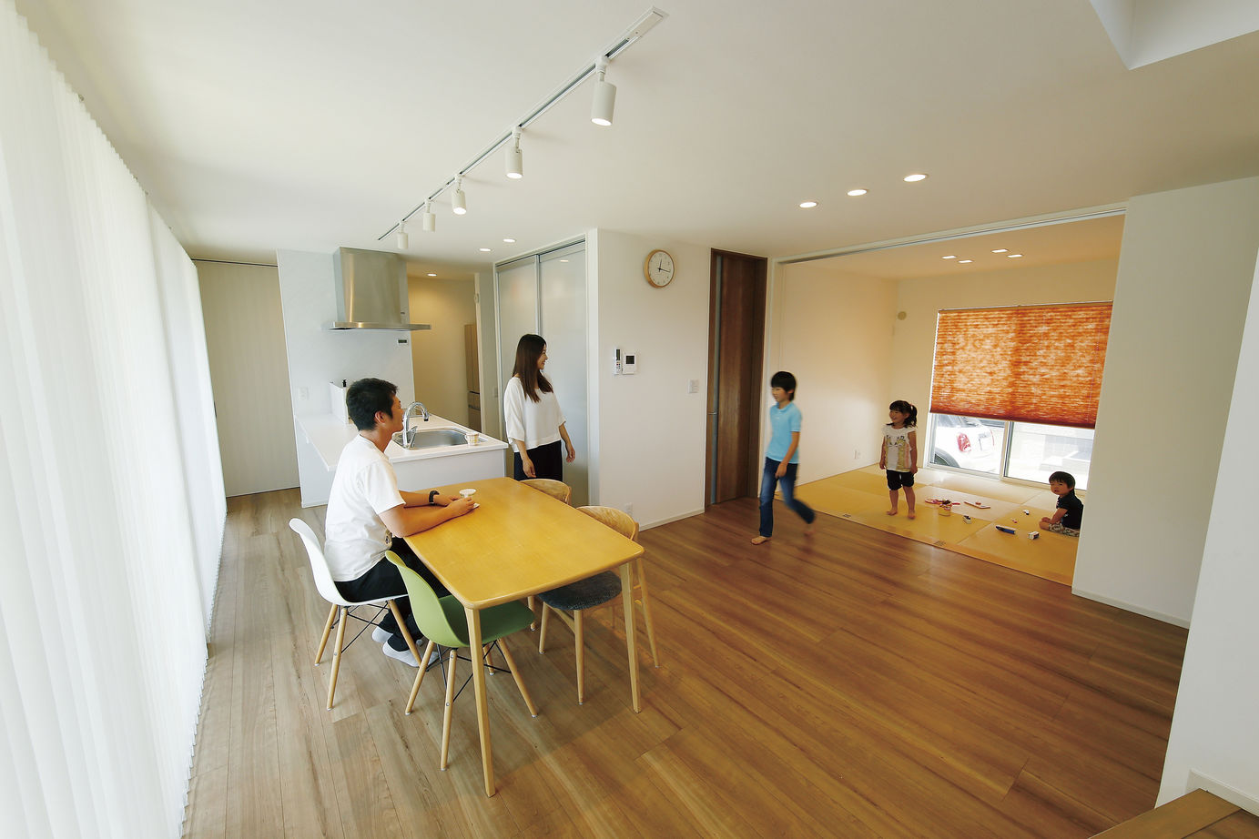 アキュラホーム（AQ Group） 【2000万円台/46坪/間取り図有】ステップ空間に広がりと変化を。家族がのびのび、幸せな団らんを育む住まいの建築実例画像4