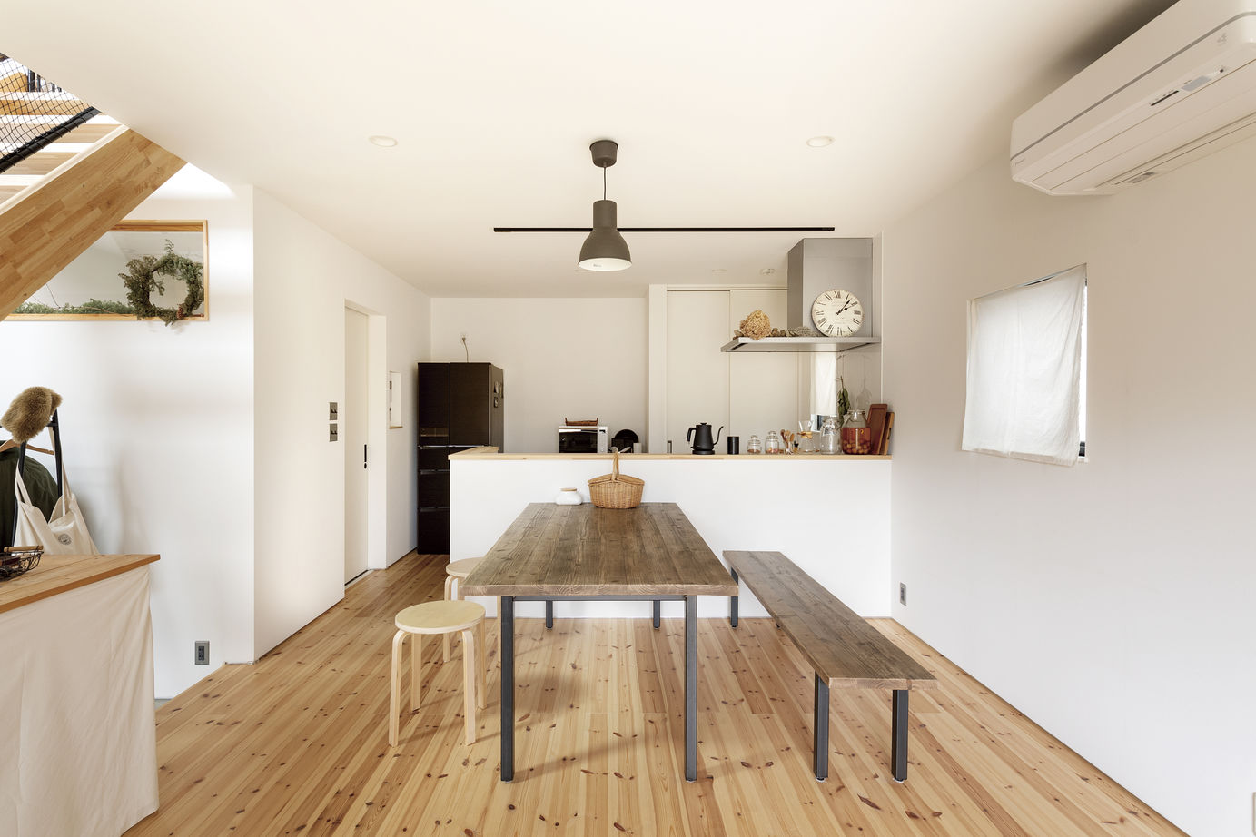 アキュラホーム（AQ Group） 【2000万円台/30.2坪/間取り図有】人が集まる開放的な土間リビング。確かな性能で大空間でも1年中快適にの建築実例画像4