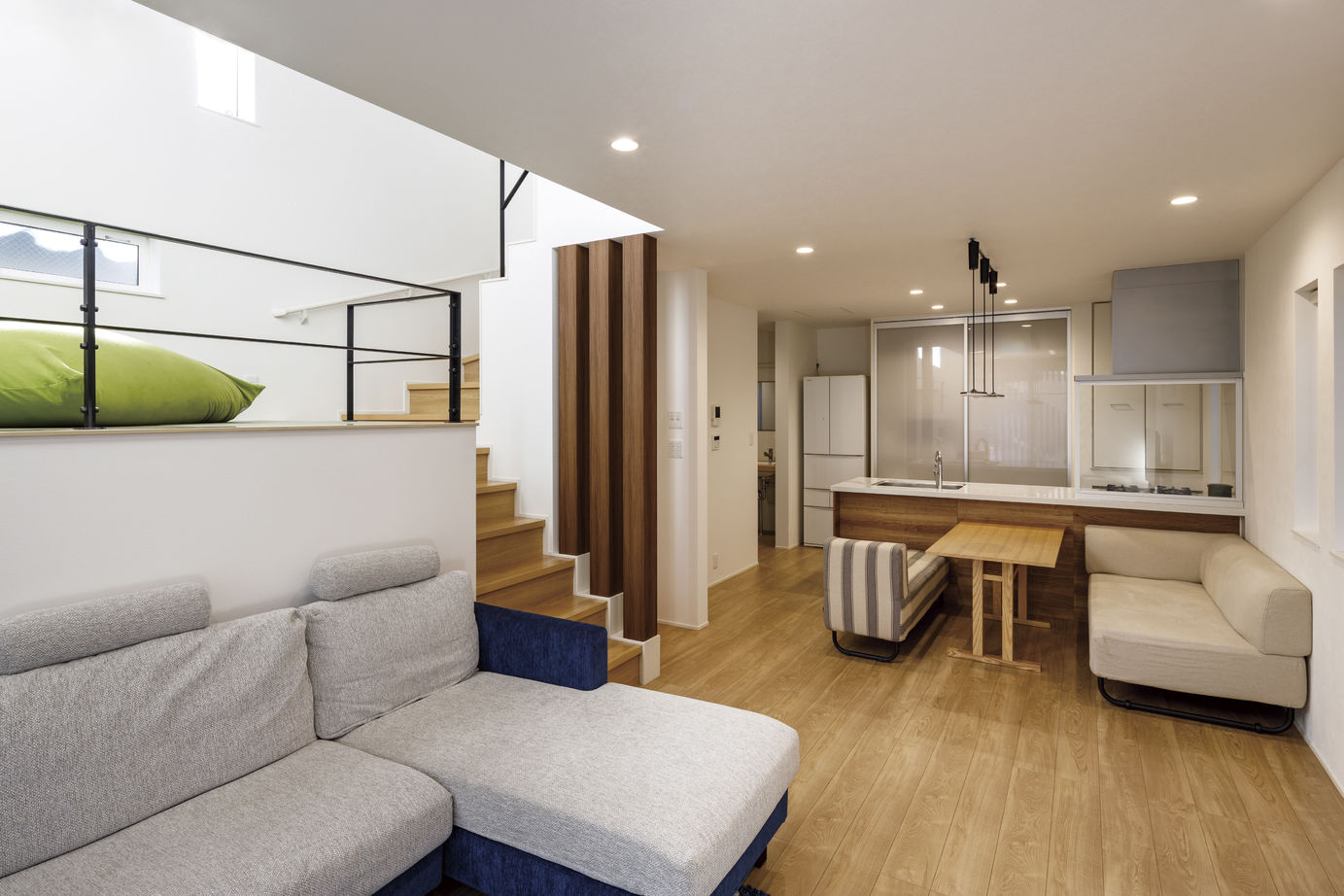 アキュラホーム（AQ Group） 【3000万円台/36.6坪/間取り有/3階】約23坪の敷地にビルトイン付き3階建て。吹き抜け＆スキップフロアの家の建築実例画像2