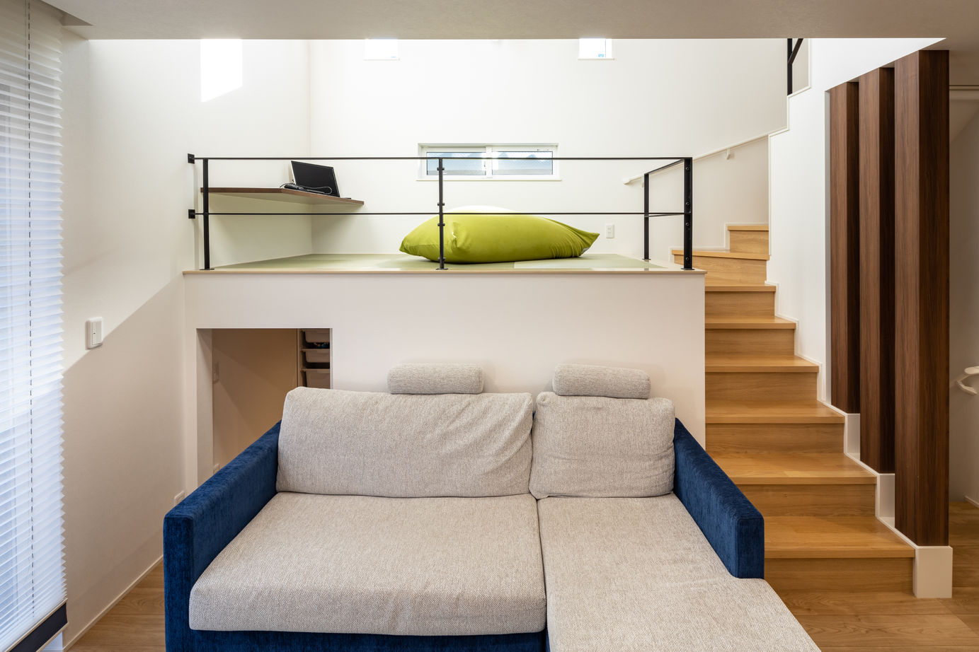 アキュラホーム（AQ Group） 【3000万円台/36.6坪/間取り有/3階】約23坪の敷地にビルトイン付き3階建て。吹き抜け＆スキップフロアの家の建築実例画像4