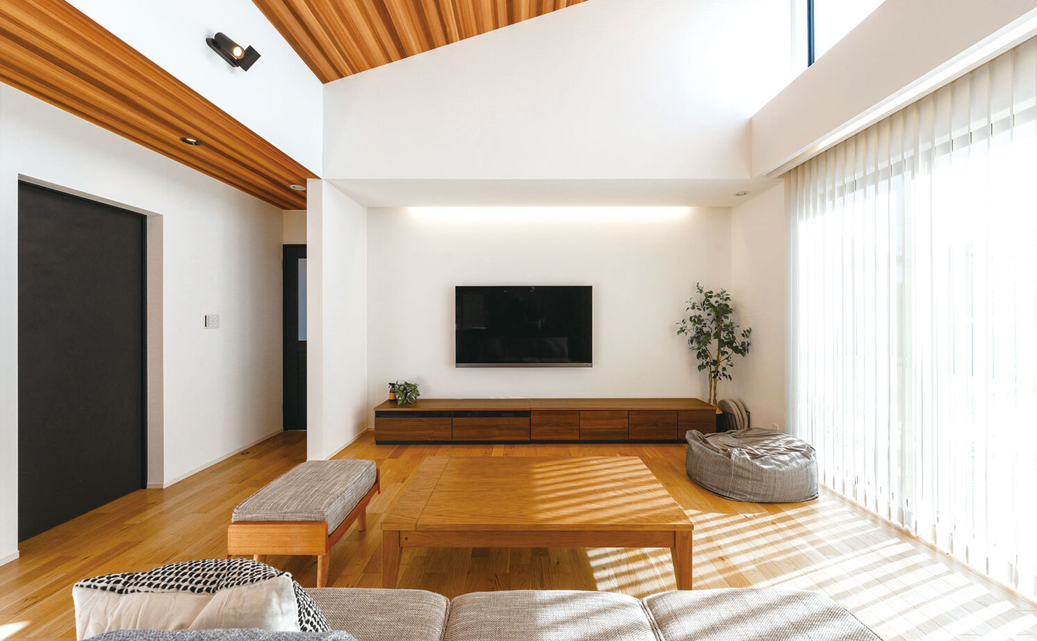 アキュラホーム（AQ Group） 木目×ブラックで整えた”お気に入り”が詰まったインテリアの建築実例画像4