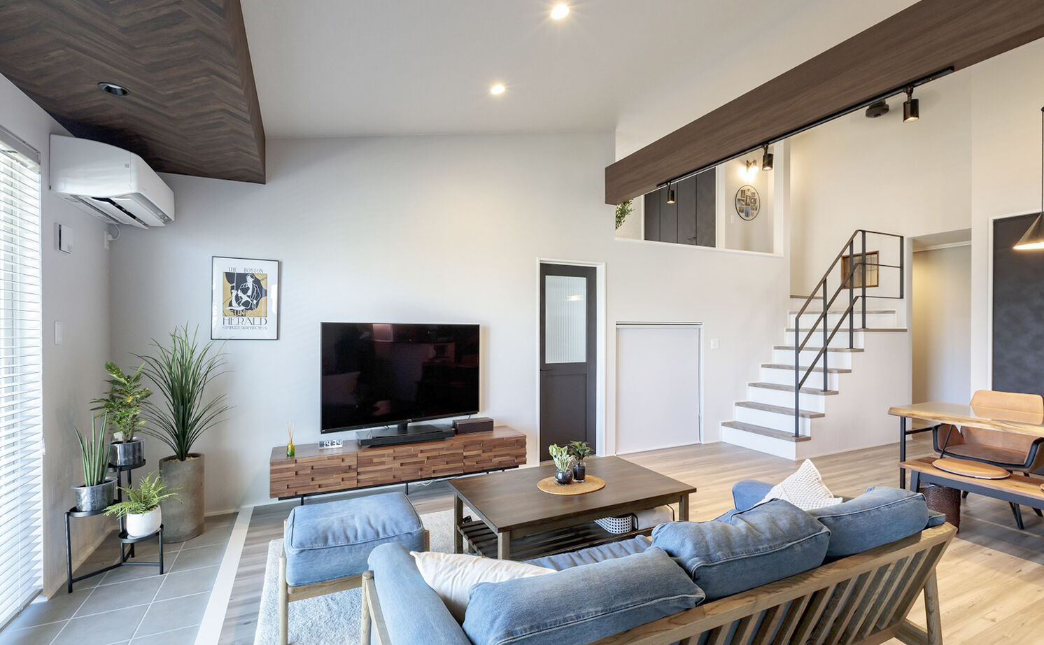 アキュラホーム（AQ Group） 吹き抜けと間接照明が織りなす、開放的な平屋の暮らしの建築実例画像2